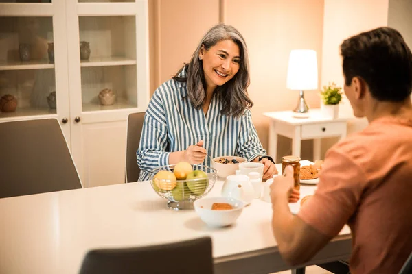 Sorridente bella donna mangiare muesli a casa — Foto Stock