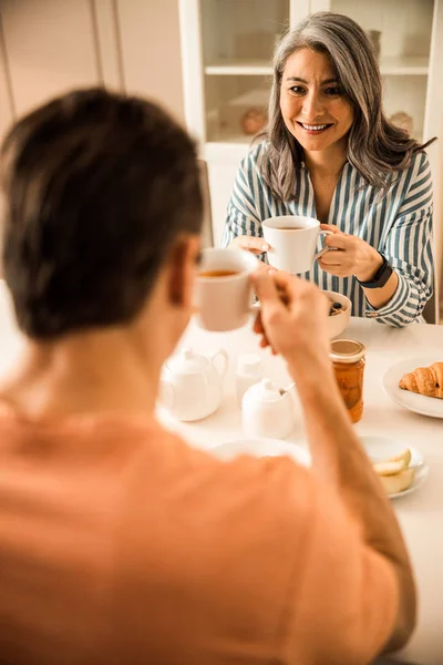 Adult couple drinking tea and sitting at home — Stock Photo, Image