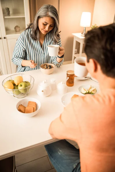 大人の男と女がお茶を飲みながら家に座って — ストック写真