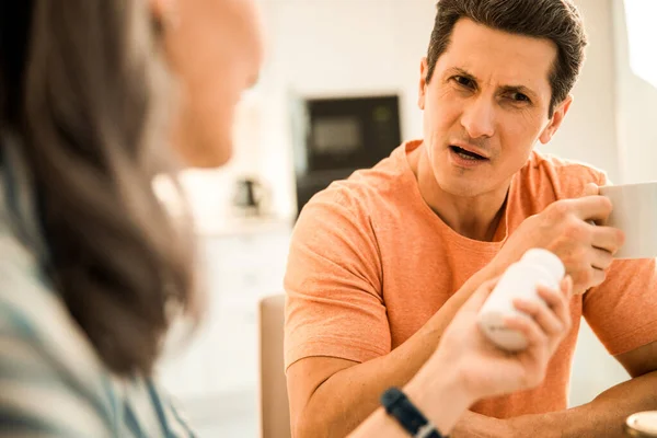 Man and woman talking about vitamins at home — Stock Photo, Image