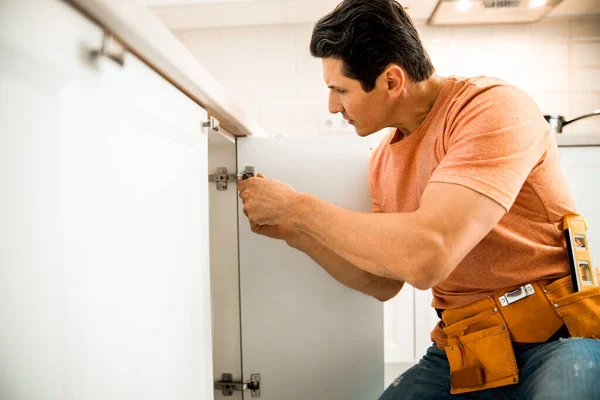 Hombre adulto está reparando muebles en casa —  Fotos de Stock