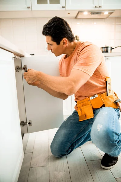 Maschio lavoratore sta riparando mobili a casa — Foto Stock