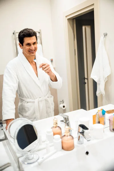 Gelukkig volwassen man gaan naar poetsen zijn tanden thuis — Stockfoto