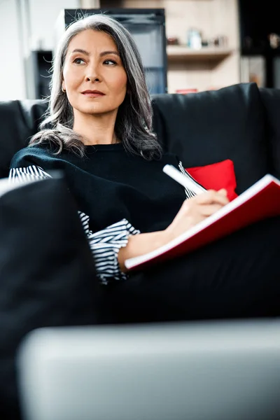 Vista tranquila de la mujer de negocios de confianza stock foto —  Fotos de Stock