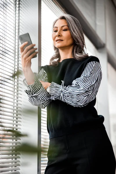 Stilvolle Frau mit modernem Gerät bei der Arbeit Archivfoto — Stockfoto