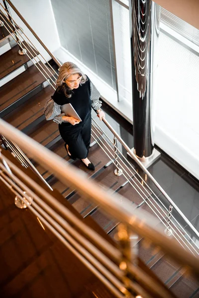 Vista dall'alto delle scale e donna a piedi giù stock foto — Foto Stock