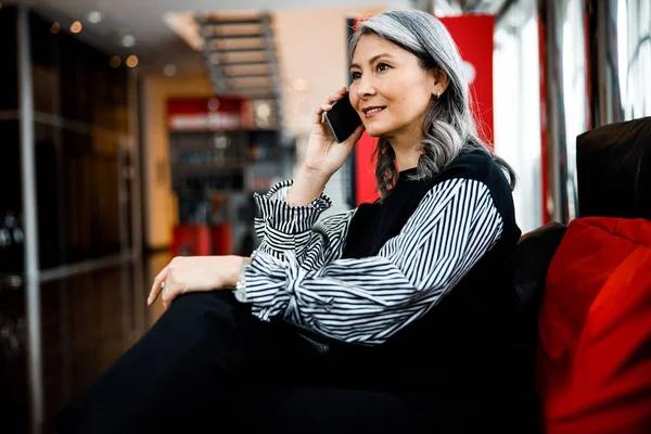 Listening attentively and smiling cheerfully stock photo — Stock Photo, Image