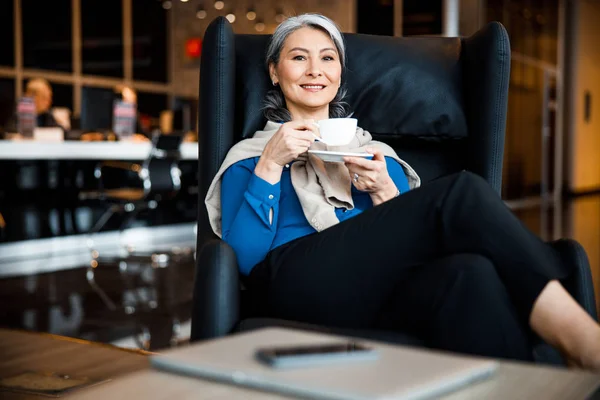 Café quente para o dia produtivo no trabalho foto stock — Fotografia de Stock