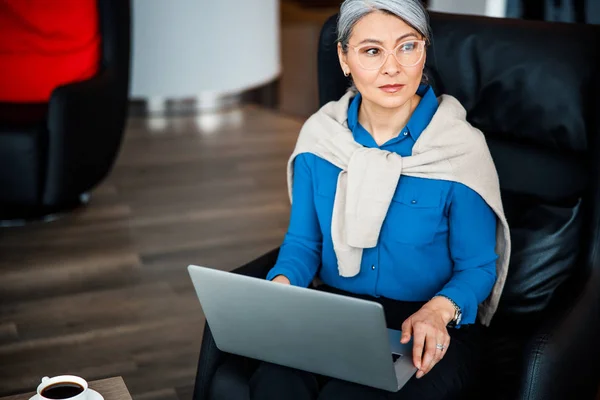 Mujer seria y su gadget moderno stock foto —  Fotos de Stock