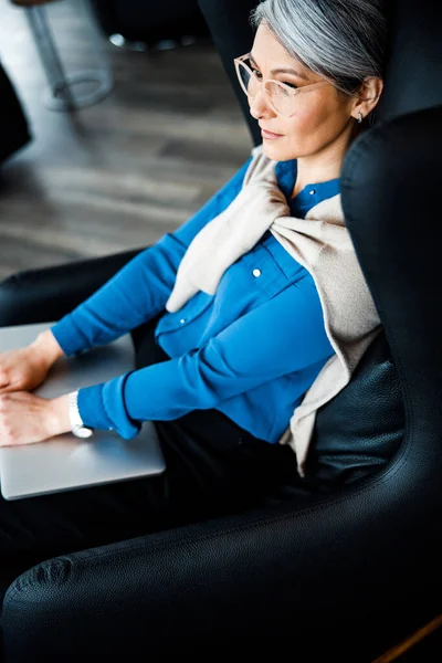 Pensativo mujer de negocios sentado con gadget solo stock foto — Foto de Stock