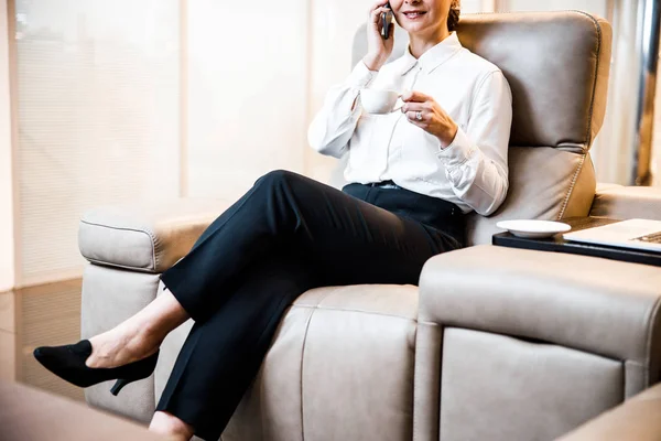 Las piernas cruzadas de la mujer de negocios sentado solo stock foto — Foto de Stock