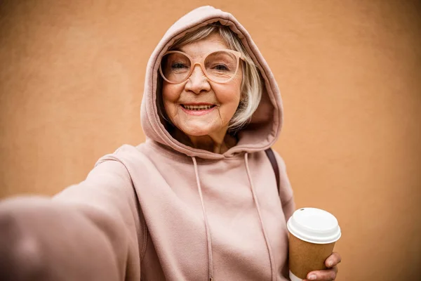 Divertido elegante abuela tomando selfie foto de stock — Foto de Stock
