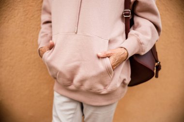 Sportif kazak fotoğrafındaki olgun kadın.