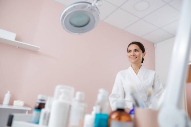 Neşeli genç bayan kaplıcada dinleniyor.