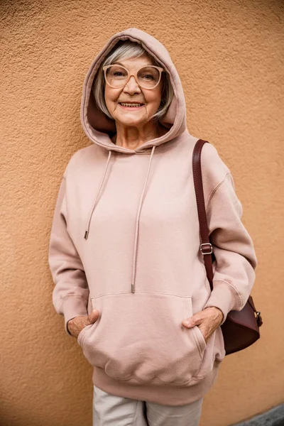 Восхитительная бабушка на модном фото в толстовке — стоковое фото