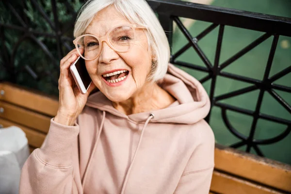 ผู้หญิงแก่ที่มีความสุข กําลังถ่ายรูปหุ้นโทรศัพท์มือถือ — ภาพถ่ายสต็อก