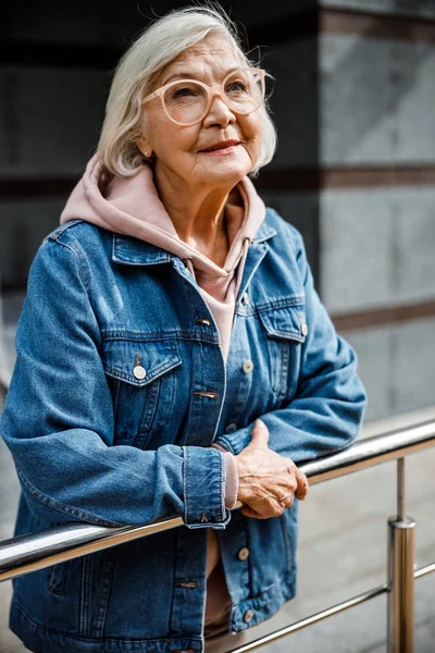 Mujer de edad despreocupada en ropa elegante stock foto — Foto de Stock