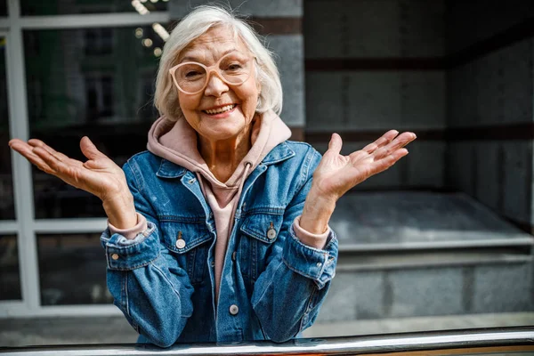 Mujer madura feliz de pie al aire libre stock foto — Foto de Stock