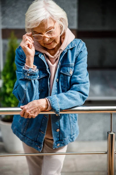 Stylish mature woman in street stock photo — 스톡 사진