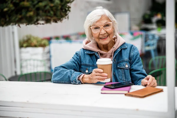 Alegre anciana en la cafetería terraza stock foto — Foto de Stock