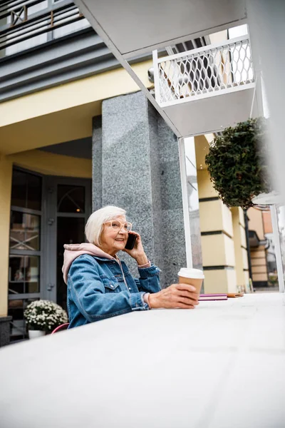 Relajada abuela con café en la foto de stock de teléfono — Foto de Stock