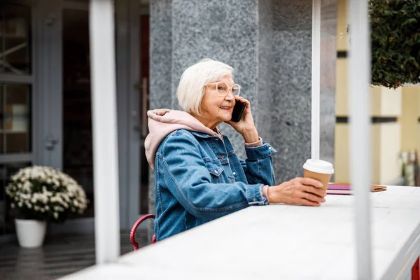 Feliz anciana hablando por teléfono en café foto de stock — Foto de Stock