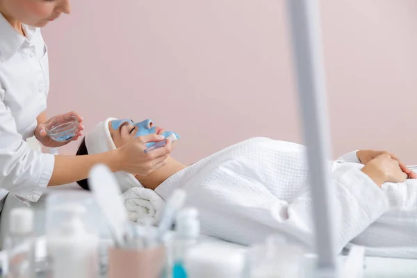 Young woman having skincare procedure at beauty salon — 스톡 사진