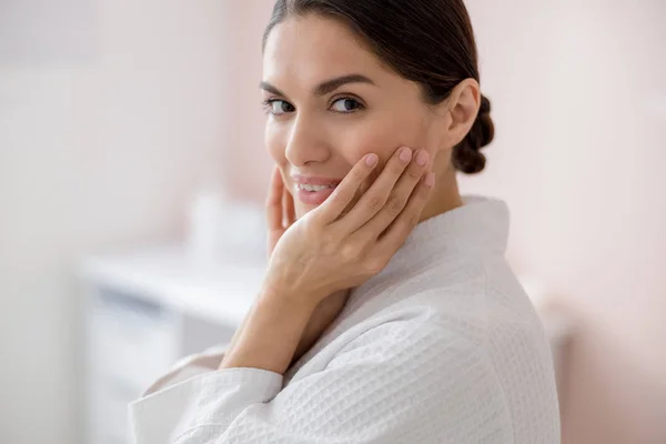 Beautiful lady looking at camera and smiling — Stock Photo, Image