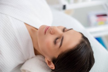 Gözleri kapalı güzel bir yetişkin kadın.