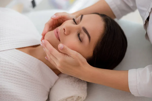 Massagem massagista cara de senhora no salão de beleza — Fotografia de Stock