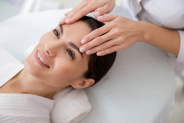 Encantadora joven que tiene masaje facial en el salón de belleza — Foto de Stock