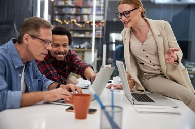 Şirket çalışanları yeni projede birlikte çalışıyor.