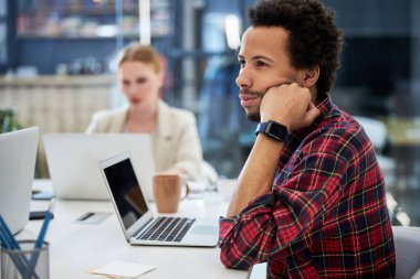 Afro-Amerikalı adam iş projesi için iyi fikirler düşünüyor.