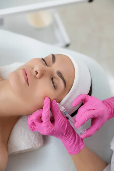 Relaxed young woman receiving beauty injection at sap salon — Stock Photo, Image