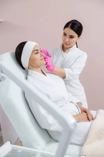 Mujer joven sonriente recibiendo inyección de belleza en el salón de spa — Foto de Stock