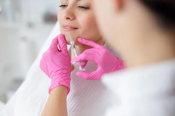 Señora sonriente recibiendo inyecciones de belleza en el salón de spa — Foto de Stock