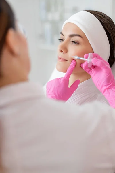 Encantadora dama recibiendo inyecciones de belleza en el salón de spa — Foto de Stock