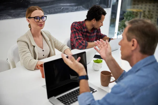 Equipo creativo comunicándose y trabajando juntos en la oficina — Foto de Stock