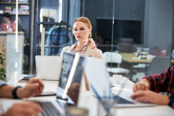 Beautiful young woman sitting at the table in modern office — 스톡 사진