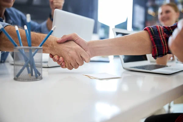 Socios de negocios estrechando la mano durante la reunión en la oficina —  Fotos de Stock