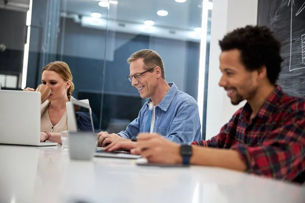 Collega 's uit het bedrijfsleven werken samen in modern kantoor — Stockfoto
