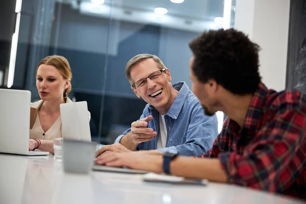 Compañeros de negocios que se comunican y trabajan juntos en la oficina — Foto de Stock