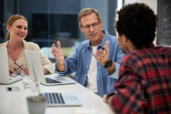 Compañeros de negocios discutiendo proyecto de negocio en oficina —  Fotos de Stock