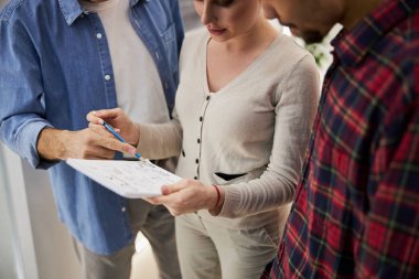 Yeni proje için veri analizi yapan iş arkadaşları