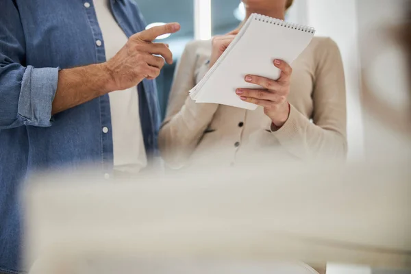 Señora tomando notas mientras habla con su colega —  Fotos de Stock