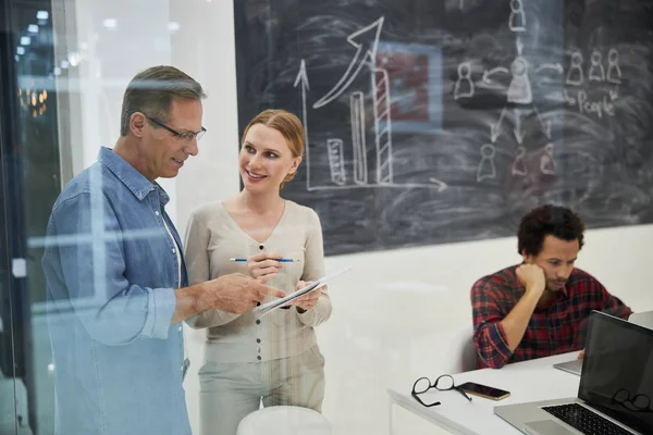 Colaboradores de negocios trabajando en proyectos en oficinas modernas — Foto de Stock