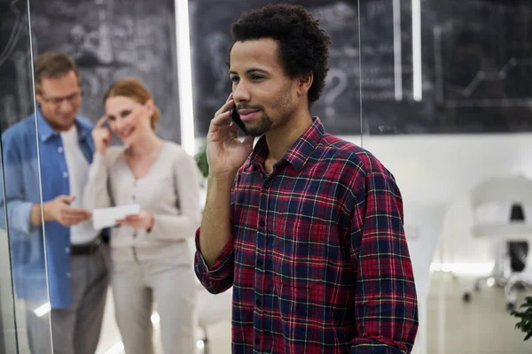 Bello afro-americano che parla al cellulare al lavoro — Foto Stock