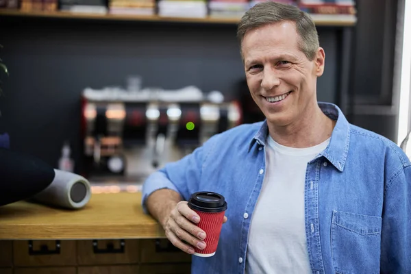 Vidám úriember kezében egy csésze kávéval. — Stock Fotó