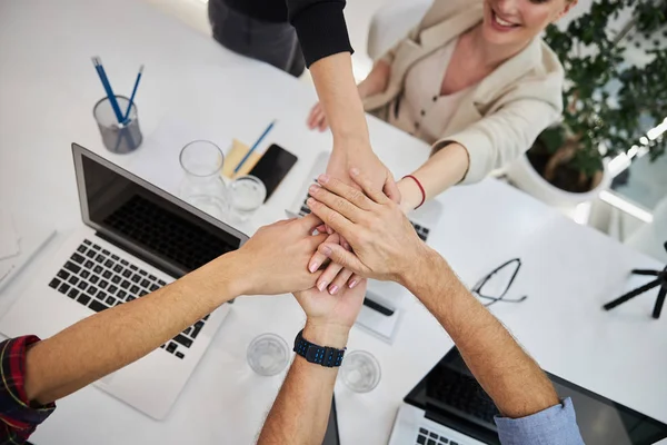 Affärskollegor sammanställa sina händer i office — Stockfoto