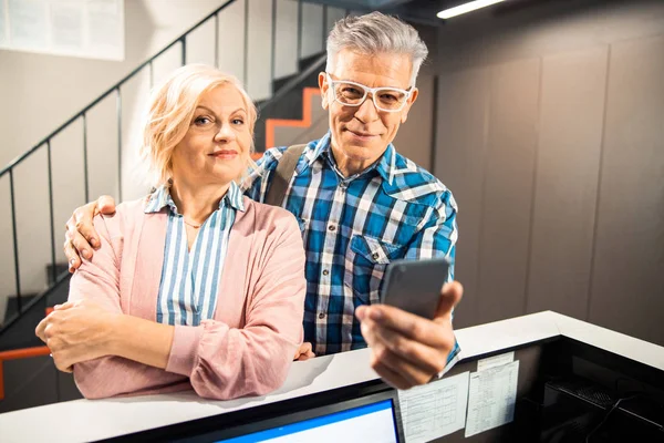 Feliz hombre adulto está abrazando a la señora en el coworking —  Fotos de Stock